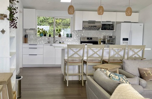 Silverdale House | Peaceful waterfront 2-bed bungalow with huge deck, amazing views