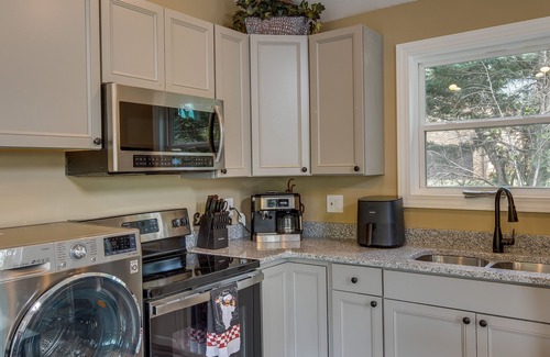 Simpsonville Apartment | Peaceful Waterfront Studio 16 Mi to Greenville!