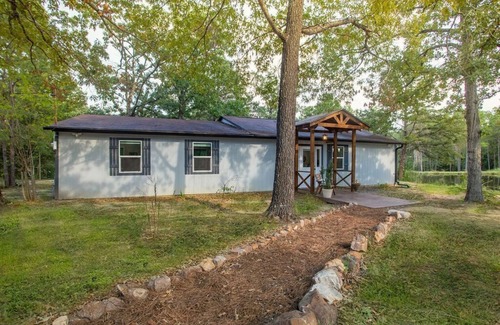 Wood County Cottage | Peaceful well appointed large two bedroom country cottage