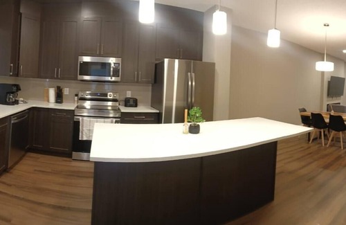 Northwest Edmonton House | Peaceful| Wifi| TV| Long Stays| Family Friendly