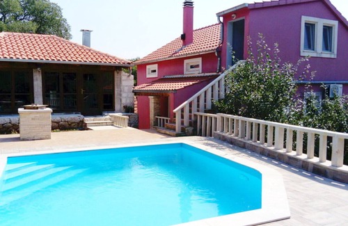 Donji Dolac House | Peacefull place in the countryside. Has all privacy you need on your vacation.
