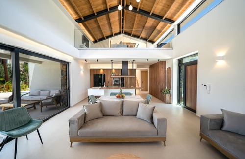 Alikianos Villa | Peacful Villa Olyra, private pool & jacuzzi,BBQ