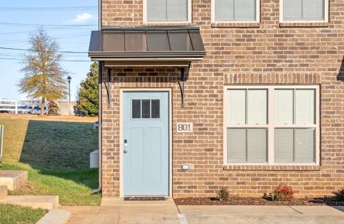Clarksville House | Peachers Place Townhomes (1000 Henry Place Blvd, #801) Close to Ft. Campbell