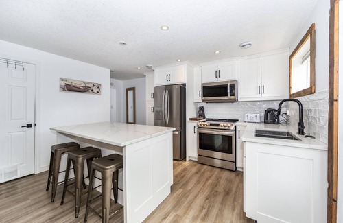 Port Stanley House | Peaches on Williams - only a minute to the Beach!