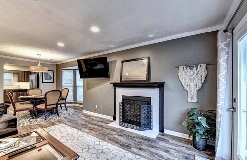 Alpharetta House | Peachtree Haven - Dine in downtown Alpharetta/shop at Avalon