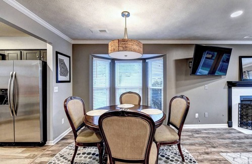 Alpharetta House | Peachtree Haven - Dine in downtown Alpharetta/shop at Avalon