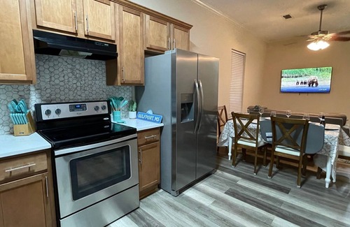 Gulfport House | Peachy Beach House - Unit A - Close to beach, game Room, Putting Green, & more!