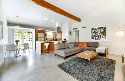 South River City House | Peachy Dream | SoCo Mid-Century Pet Stay