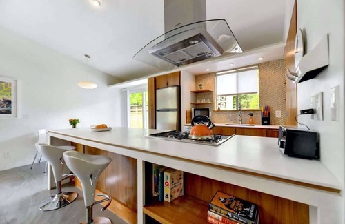 South River City House | Peachy Dream | SoCo Mid-Century Pet Stay