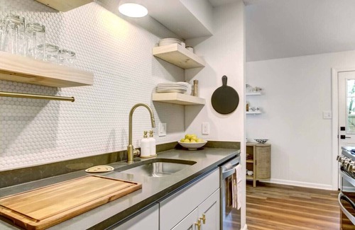 Montgomery House | Peachy Keen House - Savannah Escape w/Game Room
