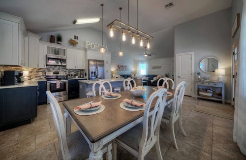 Safe Harbor House | Peachy Palm by AvantStay | Huge Private Pool!