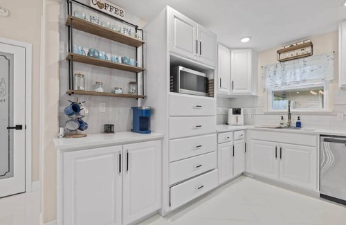 Flour Bluff House | Peacock Bluff: A modern coastal 3BR/2BA retreat in Flour Bluff near the beach