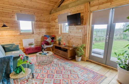 Malltraeth Cottage | Peacock Cabin - a dog that sleeps 2 guests in 1 bedroom