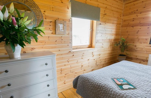 Malltraeth Cottage | Peacock Cabin - a dog that sleeps 2 guests in 1 bedroom