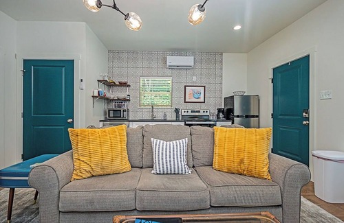 Nacogdoches Cottage | Peacock Cottage/3 blks to downtown Nac/King Bed/WiFi/Covered Parking