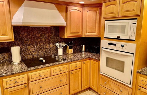 Ahwahnee House | Peacock House/Sleeps 12/Hot Tub/Game Room