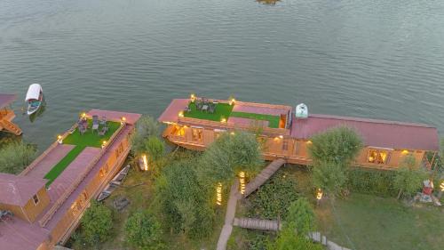 Nagin Bagh Boat Rental | Peacock Houseboats