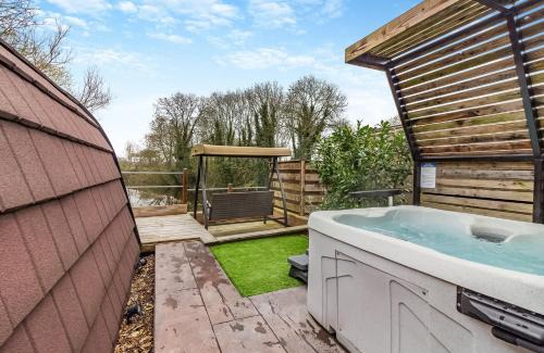 Gunthorpe Resort | Peacock Lake Glamping