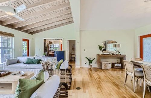 Parrot Cove House | Peacock Oasis - Retro Vibes and Poolside Lounging in Parrot Cove