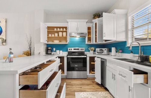 Lake Charles House | Peacock Palace Townhome - Near Casinos & Golf - Sleeps 8