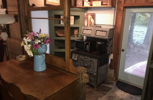 Unicoi Cabin | Peacocks, blacksmithing, buffalo, wildlife, a studio cabin by the pond.