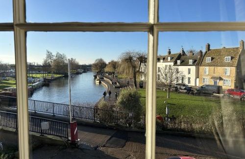 Ely Bed & Breakfast | Peacocks Tearoom and Fine B&B