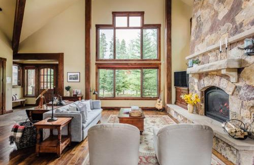 Christie Heights House | Peak 8 by AvantStay Spacious Modern Cabin w Hot Tub Views