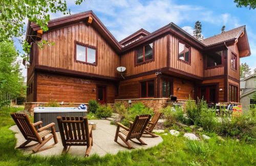 Christie Heights House | Peak 8 by AvantStay Spacious Modern Cabin w Hot Tub Views
