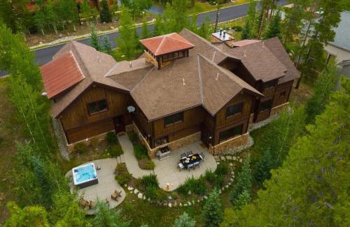 Christie Heights House | Peak 8 by AvantStay Spacious Modern Cabin w Hot Tub Views