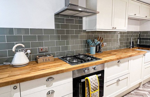 Bonsall Cottage | Peak District Cottage for Family of 6 and Pet-Friendly in the countryside