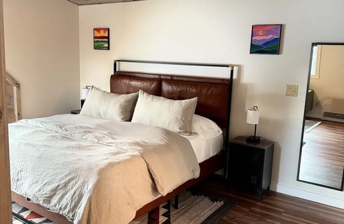 Woodstock House | Peaks Perch Near Loon: King Bed, Kitchen, AC