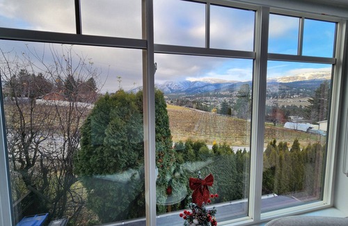 Central Okanagan Apartment | Peaks & Vines Lakeview Hideaway – Relax and Restore