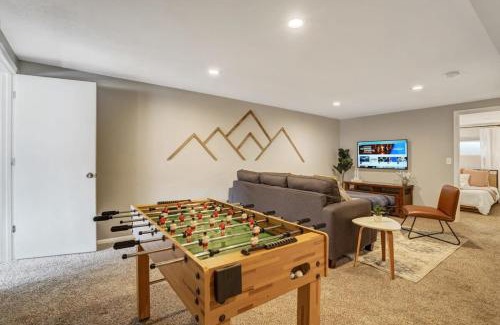 West Colorado Springs House | PeakView Family Lux - Man Cave Hot Tub BBQ Views