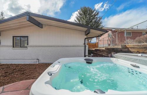West Colorado Springs House | PeakView Lil Lux - Prime Spot King Hot Tub Views