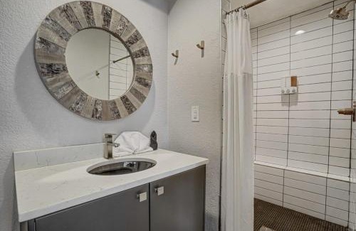 West Colorado Springs House | PeakView Lil Lux - Prime Spot King Hot Tub Views