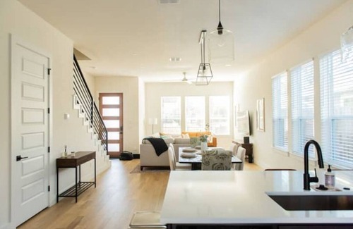 Mahncke Park House | Pearl Area modern condo with roof deck & grill perfect for your Labor Day stay!