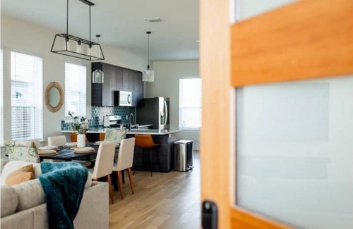 Mahncke Park House | Pearl Area modern condo with roof deck & grill perfect for your Labor Day stay!