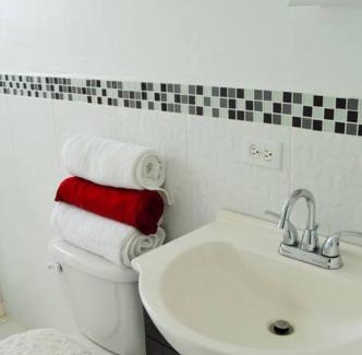Mamora Bay House | Pearl's Hilltop Cottage