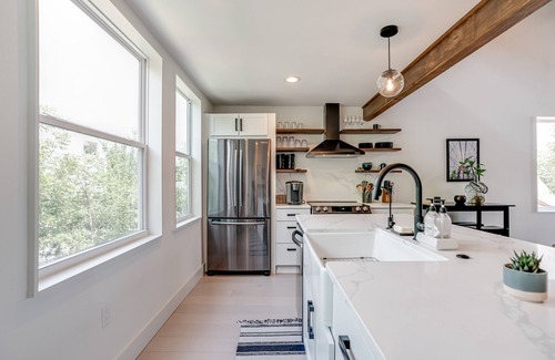 Tobin Hill House | Pearl Townhouse Open Concept Loft: one of a kind near the River & Pearl District