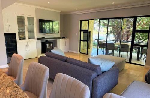 Simondium Villa | Pearl Valley family golf lodge on nature lake with mountain views