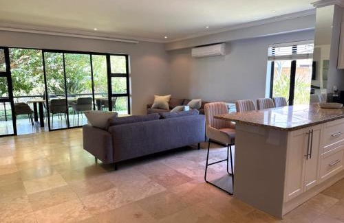 Simondium Villa | Pearl Valley family golf lodge on nature lake with mountain views