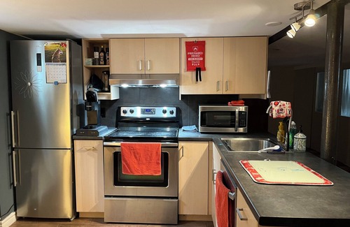 New Toronto House | Pearl’s Place, Cozy-Chic Suite…. Steps to the lake!nNew host on vrbo.