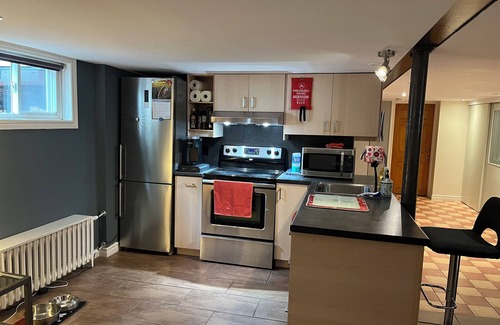 New Toronto House | Pearl’s Place, Cozy-Chic Suite…. Steps to the lake!nNew host on vrbo.
