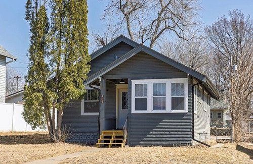 Sioux Falls Apartment | Pebble Beach w/Sunroom | Grill & Minigolf