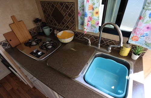 Mahone Bay House | Pebble Oceanside RV Retreat – Waterfront Hot Tub & Deck