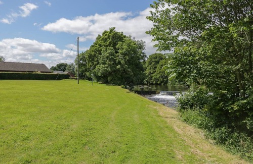 Eamont Bridge Cottage | PEBBLE PATH AT EAMONT PARK in Penrith