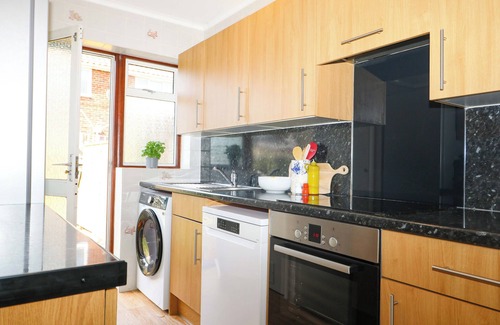 Rustington Cottage | PEBBLE PLACE, pet friendly, country holiday cottage in Rustington