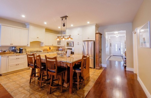 Cressy House | PEC Lakeside Cottage | Hot Tub, Modern Comforts & Year-Round Escape