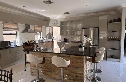 Hartbeespoort Villa | Pecanwood Holiday Home