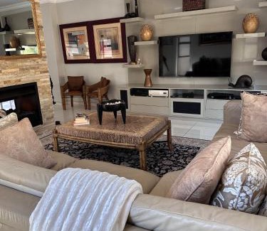 Hartbeespoort Villa | Pecanwood Holiday Home